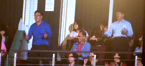 콘서트장에서 신명나게 춤추는 아버지....바라보는 아들....gif | 인스티즈