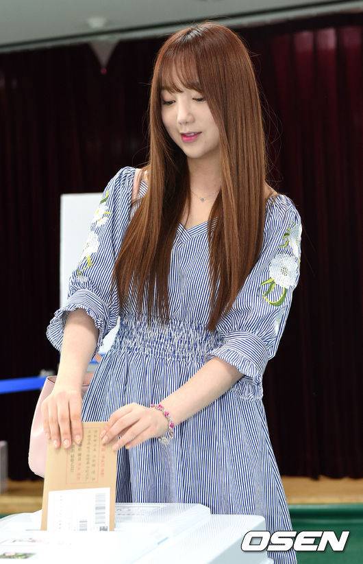 투표하는 러블리즈. jpg | 인스티즈