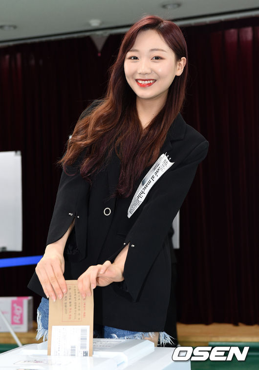 투표하는 러블리즈. jpg | 인스티즈