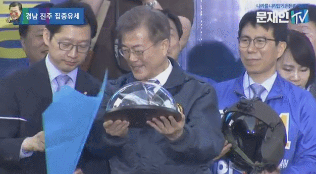 파란 종이비행기 날리는 진주 시민들.gif | 인스티즈