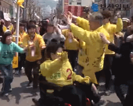 [문재인대통령] 대통령님!!! 몸치라는 소문이 있던데요!!!!.GIF | 인스티즈