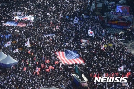 촛불집회 인원과 맞먹는 친박집회 | 인스티즈