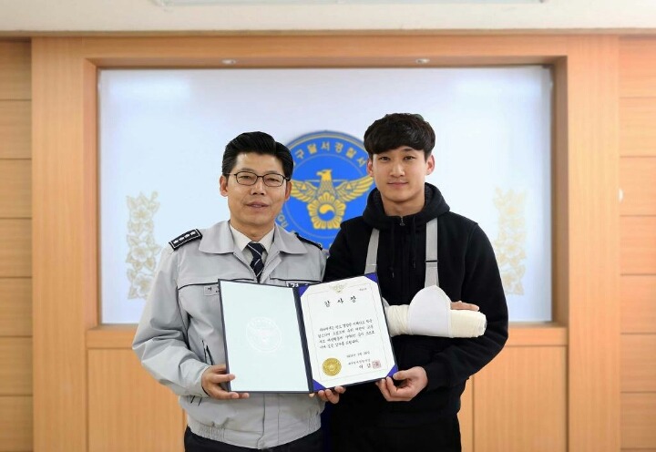 아이가 차에 치이기 직전 자기 몸을 던져 구한 남자.jpgif | 인스티즈