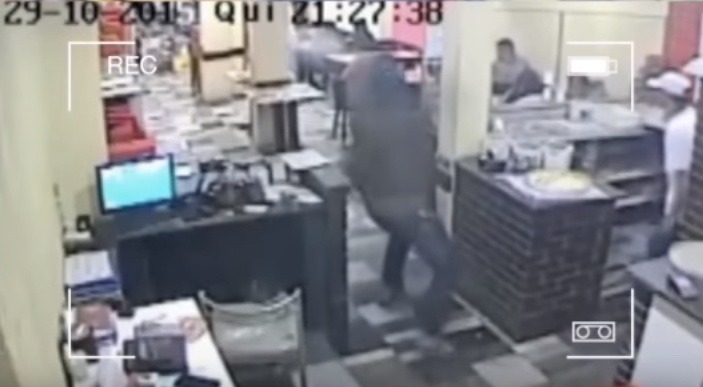 총격전 앞에서도 여친을 보호하는 남자 | 인스티즈