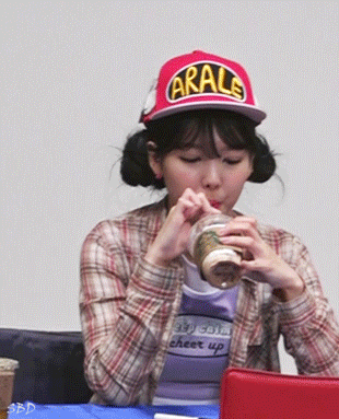 아직 커피가 쓴 나연 어린이. gif | 인스티즈