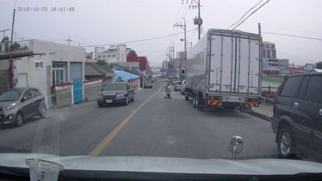 도로에서 위험에 노출되어있는 어르신들.. | 인스티즈
