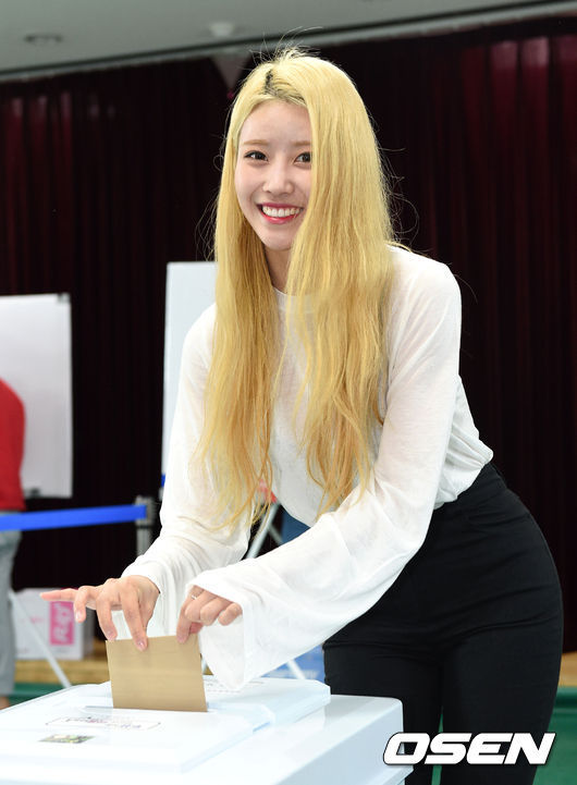 투표하는 러블리즈. jpg | 인스티즈