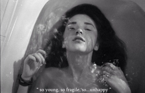 가끔 죽음에 대한 욕구가 극에 다다를 때, 난 스스로가 아닌 다른 누군가를 저주한다 | 인스티즈