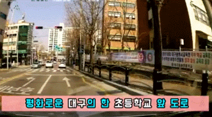 아이가 차에 치이기 직전 자기 몸을 던져 구한 남자.jpgif | 인스티즈