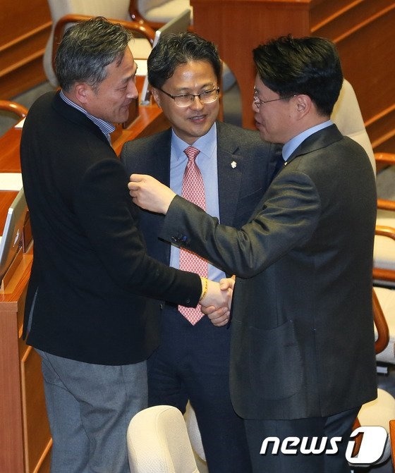 화해하는 표창원과 장제원 | 인스티즈