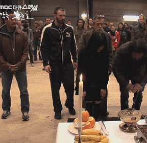 눈치보면서 절하는 크리스 에반스 | 인스티즈