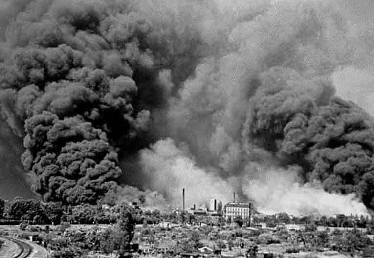 나는 사람을 죽이라고 이 자리에 앉혀졌다 | 인스티즈