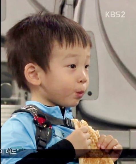 [슈퍼맨이돌아왔다] 넘어진 이휘재가 넘나 안타까운 서언이ㅋㅋㅋㅠㅠㅠ.JPG | 인스티즈