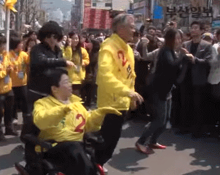 [문재인대통령] 대통령님!!! 몸치라는 소문이 있던데요!!!!.GIF | 인스티즈