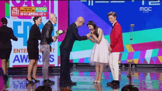 남녀차별하는 시상자.gif | 인스티즈