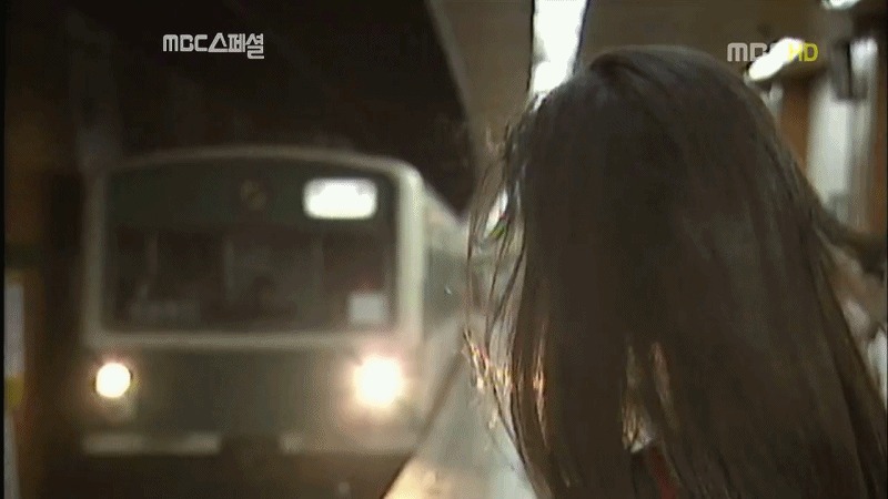 지하철 기다리는 여대생.gif | 인스티즈