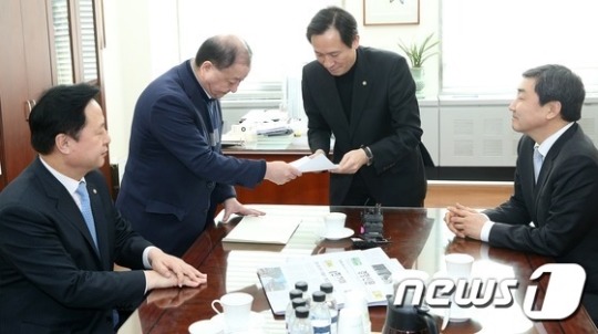 원내 대표실 들어가는 개헌파 .jpg | 인스티즈