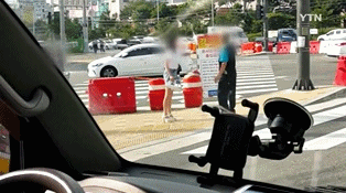 오늘자 70대 노인 폭행하는 30대 여성 | 인스티즈