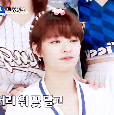 꽃을 꽂은 정연 | 인스티즈