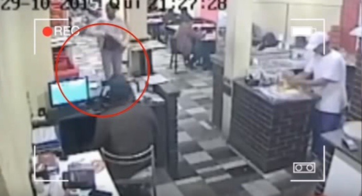 총격전 앞에서도 여친을 보호하는 남자 | 인스티즈