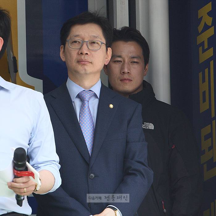 그가 문재인을 지키고 있다 | 인스티즈