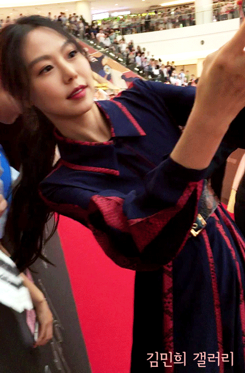 팬들과 사진찍어주는 김민희.gif | 인스티즈