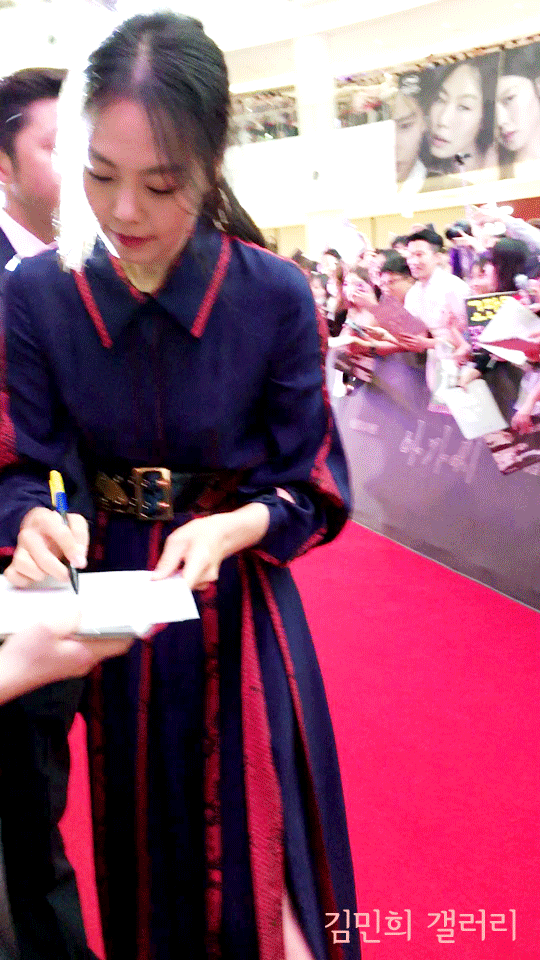 팬들과 사진찍어주는 김민희.gif | 인스티즈