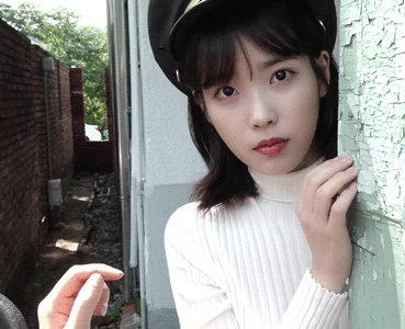 아이유 빼꼼.gif | 인스티즈