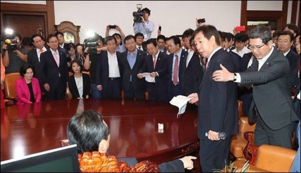 8개월전 정세균이 우병우 국회 출석 얘기했을때 자한당의 모습 | 인스티즈