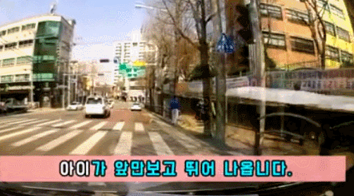 아이가 차에 치이기 직전 자기 몸을 던져 구한 남자.jpgif | 인스티즈
