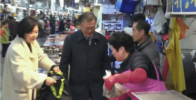 대통령 밀치고 멍게 사는 사람.gif | 인스티즈