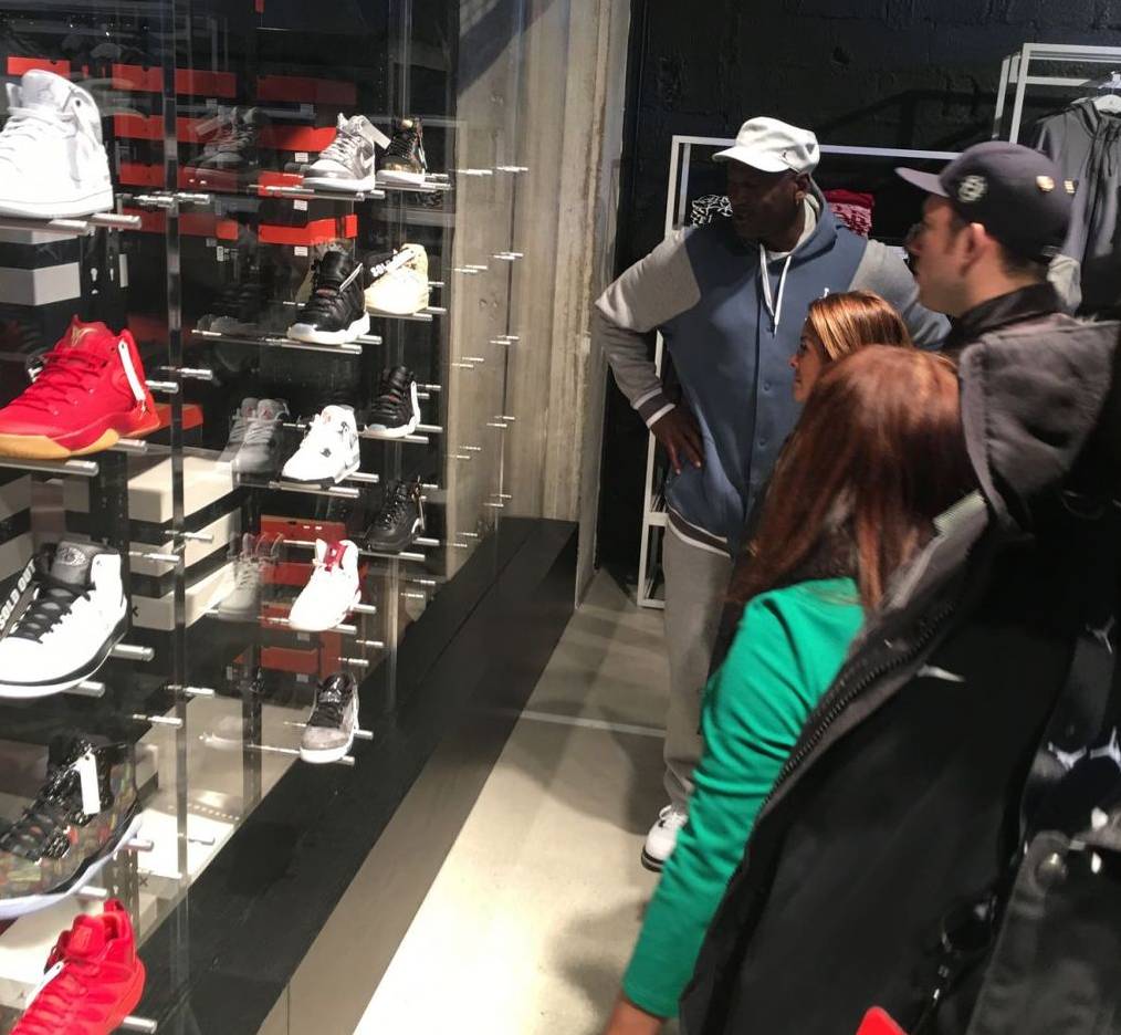 미국의 어느 신발매장에 방문한 50대 아저씨 | 인스티즈