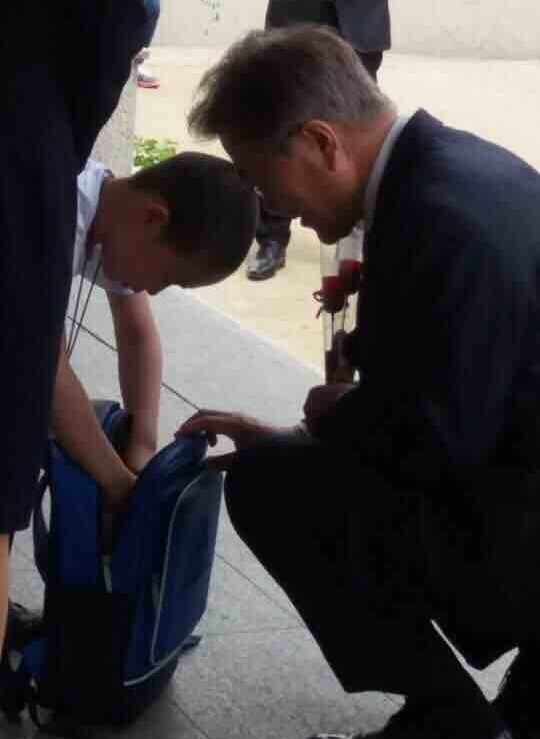 사인 받을 종이 애타게 찾는 아이 기다려준 文 대통령 | 인스티즈