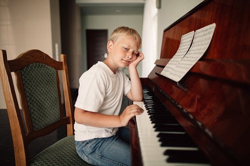 어릴 적 피아노 학원에서 한 번쯤 해봤을 행동 8 | 인스티즈