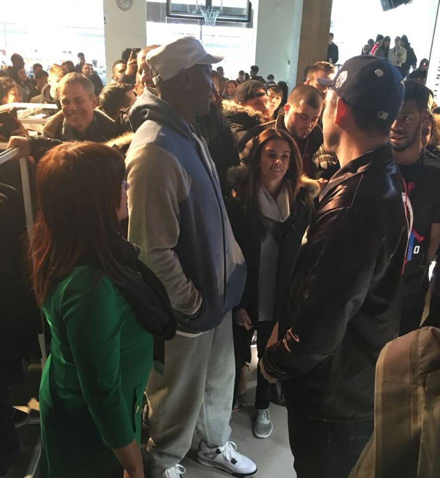 미국의 어느 신발매장에 방문한 50대 아저씨 | 인스티즈