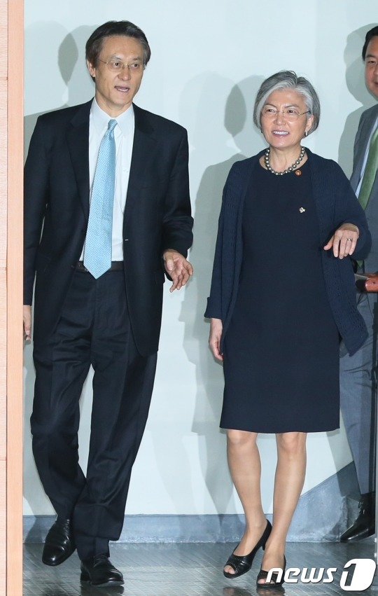 화보 찍는 오늘자 강경화 외교부 장관 | 인스티즈