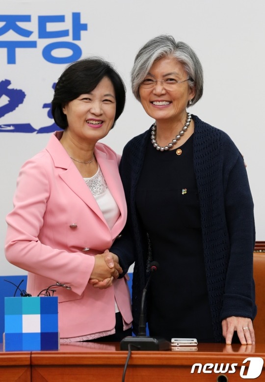 화보 찍는 오늘자 강경화 외교부 장관 | 인스티즈