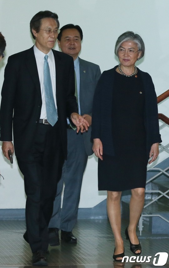 화보 찍는 오늘자 강경화 외교부 장관 | 인스티즈