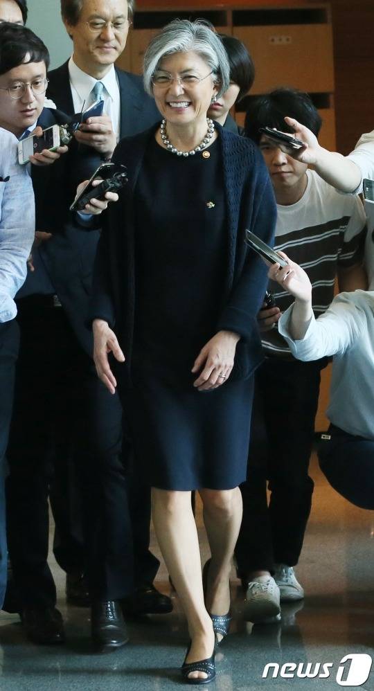 화보 찍는 오늘자 강경화 외교부 장관 | 인스티즈