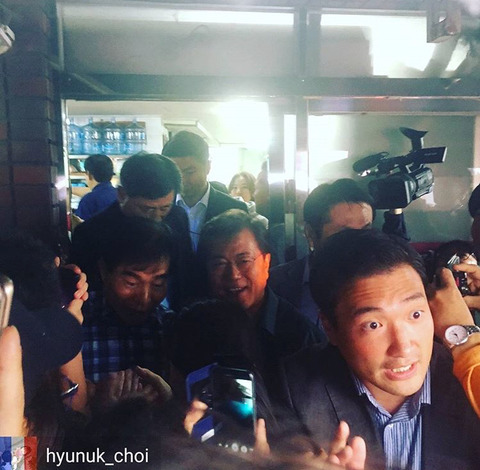 국민에게 우산 씌워주는 문재인 대통령 .jpg (삼청동 수제빗집) | 인스티즈