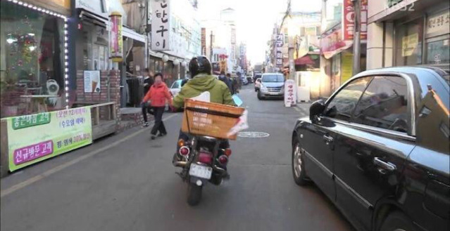 통닭이 먹고싶다는 딸을위해 직접 사러나온 아빠 | 인스티즈
