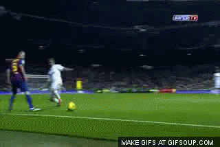 태클을 대하는 이니에스타의 자세.gif | 인스티즈