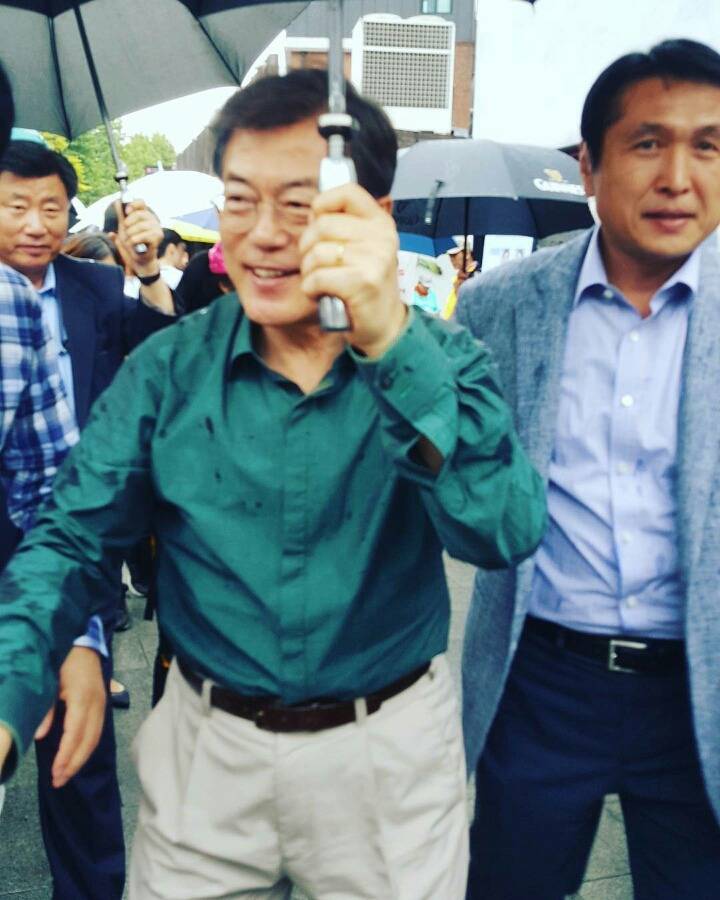 국민에게 우산 씌워주는 문재인 대통령 .jpg (삼청동 수제빗집) | 인스티즈