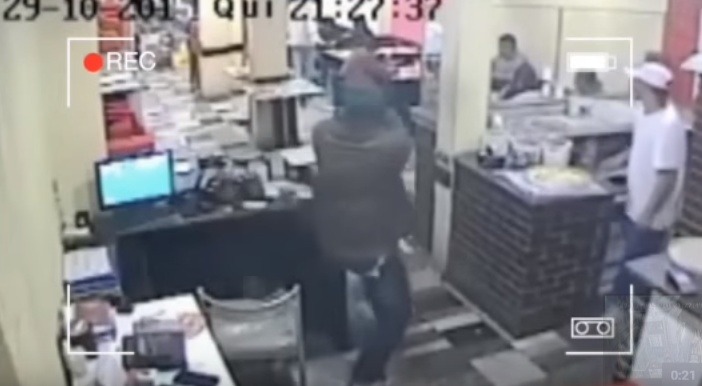 총격전 앞에서도 여친을 보호하는 남자 | 인스티즈