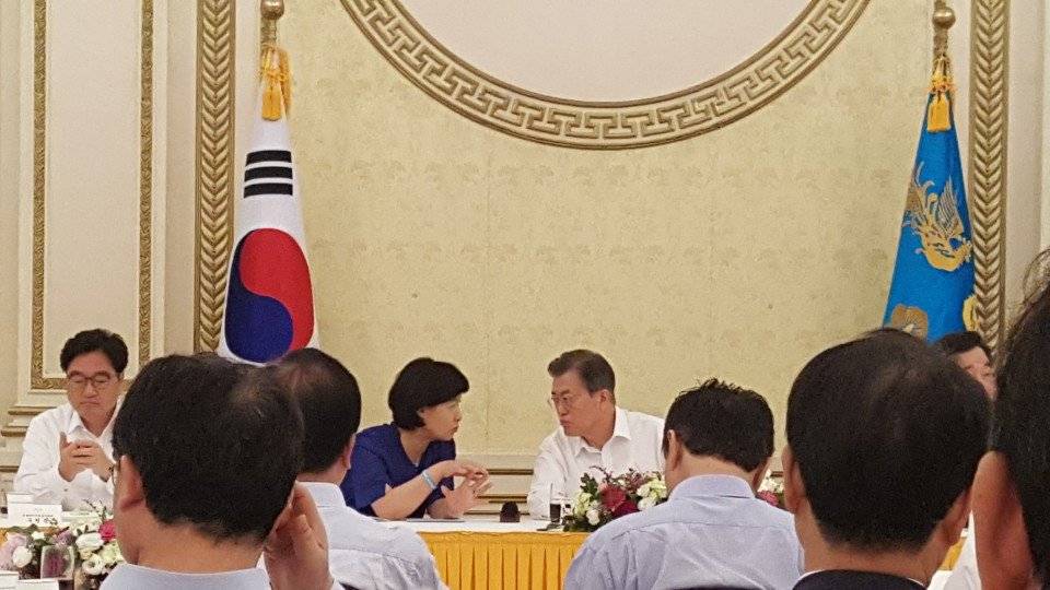 팬미팅(?)같은.. 문재인 대통령과 사진 찍는 민주당 의원들 | 인스티즈