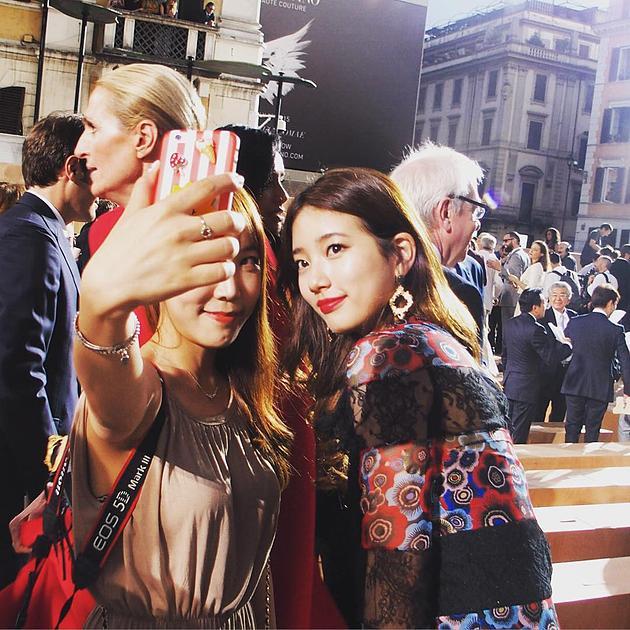 길거리에서 팬과 사진 찍어주는 수지 | 인스티즈