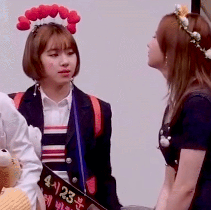 사나의 애교에 안넘어가는 채영 ㅋㅋㅋ.gif | 인스티즈