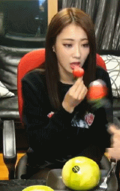 경리가 딸기 먹는 법 | 인스티즈