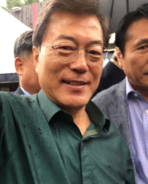 국민에게 우산 씌워주는 문재인 대통령 .jpg (삼청동 수제빗집) | 인스티즈