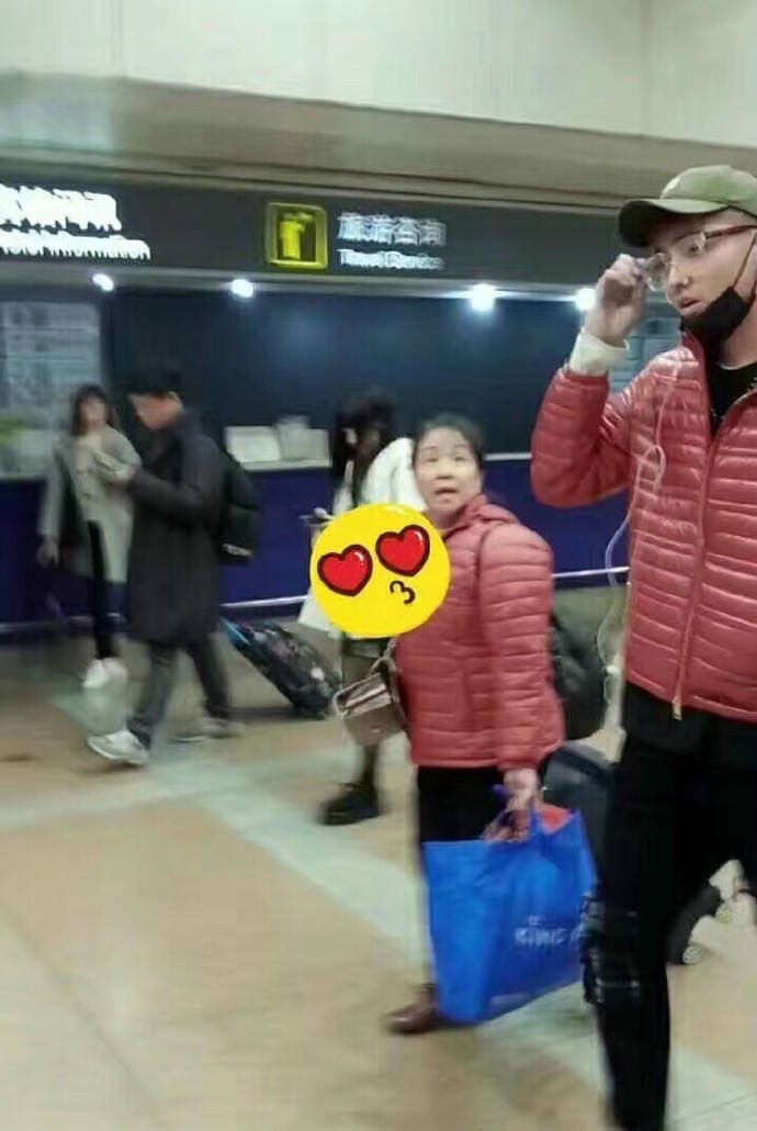 공항가다가 똑같은 옷을 입은 연예인을 보았다! | 인스티즈